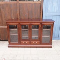 人気のmaruni(マルニ)の地中海シリーズの4面サイドボードです！！クラシックなデザインが印象的なアンティーク調のリビングボードはキッチンのカップボードなどにもおススメのキャビネットです♪CC426