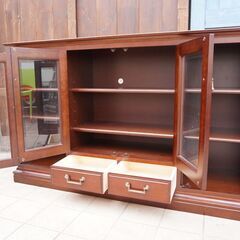 人気のmaruni(マルニ)の地中海シリーズの4面サイドボードです！！クラシックなデザインが印象的なアンティーク調のリビングボードはキッチンのカップボードなどにもおススメのキャビネットです♪CC426