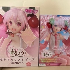 桜ミク　フィギュア２個セット