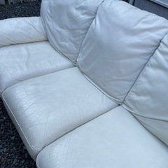 白のレザーのソファ、多分イタリア製