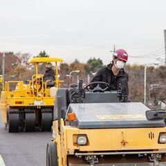 入社1年目でも年収300万円の高収入！夏場は冷たいドリンクを支給🥤高速道路などの舗装工事作業員 - 正社員