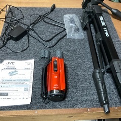 最終値下げ］JVC ビデオカメラ gzrx680 付属品、三脚付き 中古