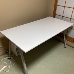 IKEA の白い大きなデスク 160cm x 80cm