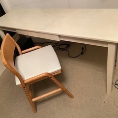 今週末まで！　白い勉強机と椅子