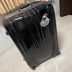 非常に大きいスーツケース　黒い　ブラック