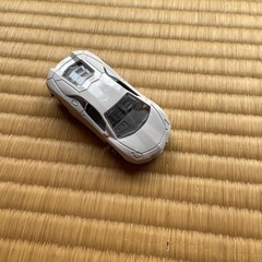 白い車のおもちゃ