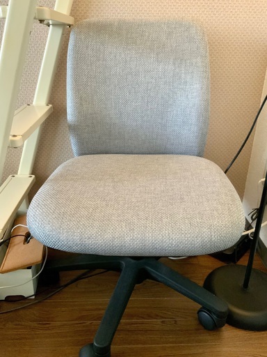オカムラ　ノームチェア　ライトグレー　オフィスチェア　在宅ワーク　椅子　イス　岡村製作所　コンパクト　チェア