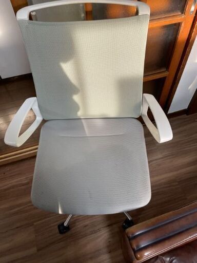 okamura 　オカムラ　モード オフィスチェア デザインアーム ハイバック　オフィス家具　椅子　一人掛けソファ　かっこいい　オシャレ　ハイブランド　高級　高級品　便利　激安　格安　破格　安い　特価　特売　白系
