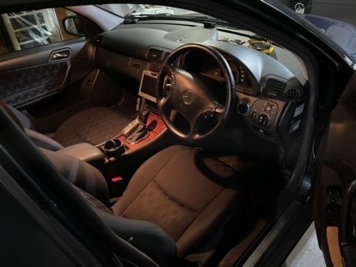 令和4年の春まで車検有りのベンツc-180 w203ですが‼️この世代ならではの、Lotus Elise並みの低いシートと5速全てのギアがflex lock upなA/Tは、左右に倒すだけで瞬間ギアチェンジのデップシフトノブで確かなハンドルフィールのdrivingをアルテッツァを遥かに凌ぐ4枚ドアセダンのファミリカーをご家族と共に体感致しませんか⁉️