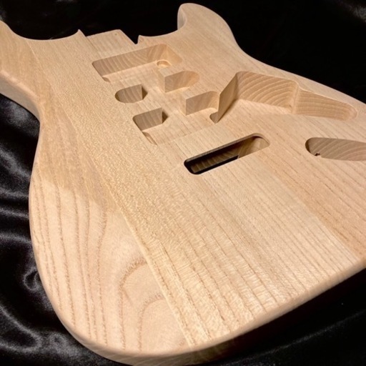 カナダ産アッシュ材エレキギターストラトキャスターボディアッシュ