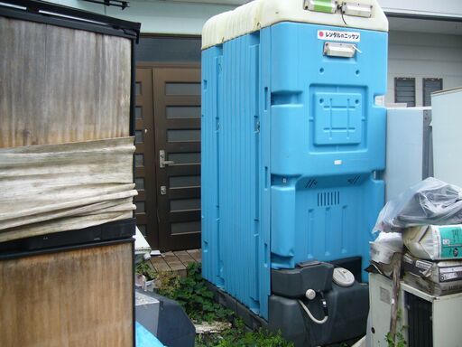 簡易水洗式仮設トイレ使用少ない美品。天井採光、四国内配達します。