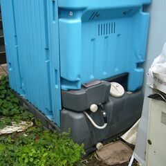 簡易水洗式仮設トイレ使用少ない美品。天井採光、四国内配達します。