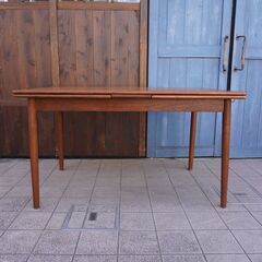 デンマーク製のチーク材を使用した伸長式ダイニングテーブルです。北欧家具らしいシンプルなデザインのヴィンテージのエクステンションテーブル。来客やパーティーなどでも活躍します♪CD101