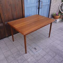 デンマーク製のチーク材を使用した伸長式ダイニングテーブルです。北欧家具らしいシンプルなデザインのヴィンテージのエクステンションテーブル。来客やパーティーなどでも活躍します♪CD101