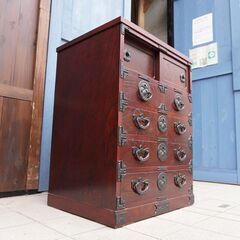 岩手の伝統工芸家具、岩谷堂箪笥 欅材を使用した漆塗りチェストです。牡丹紋様の南部鉄器がアクセントの整理タンス。収納力もありどこかモダンな印象の和箪笥です。CD107