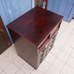 岩手の伝統工芸家具、岩谷堂箪笥 欅材を使用した漆塗りチェストです。牡丹紋様の南部鉄器がアクセントの整理タンス。収納力もありどこかモダンな印象の和箪笥です。CD107