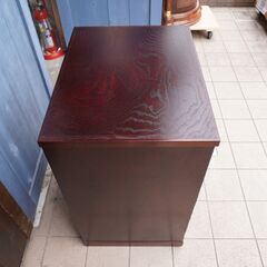 岩手の伝統工芸家具、岩谷堂箪笥 欅材を使用した漆塗りチェストです。牡丹紋様の南部鉄器がアクセントの整理タンス。収納力もありどこかモダンな印象の和箪笥です。CD107