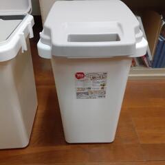 ゴミ箱2個　33リットル　中古ですが綺麗です。日本人限定取引です。