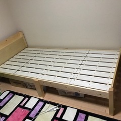 シングルサイズの木製ベッドフレーム