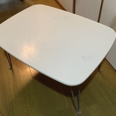 白の折り畳みテーブル　高さ30.5㎝