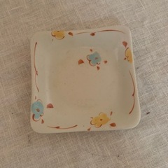 陶器の小皿　小花模様