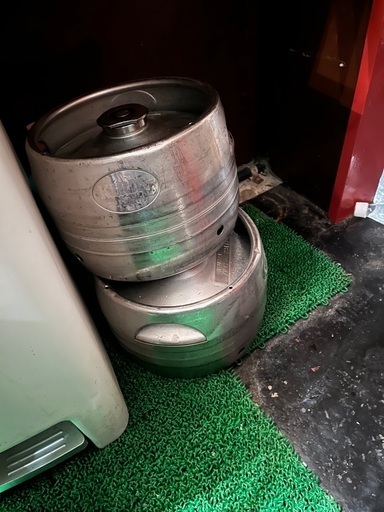 ビールサーバー、ビール樽も1つついてます