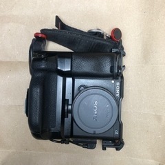 SONYα6400/TAMRON 17-70 F/2.8レンズ/バッテリーグリップ/Peakdsignハンドストラップ＆肩ひも(写真掲載しきれてません)