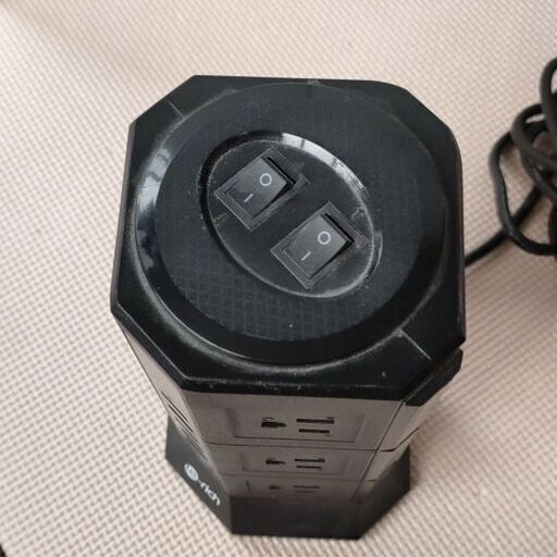 タワー型電源タップ　USBポート付き