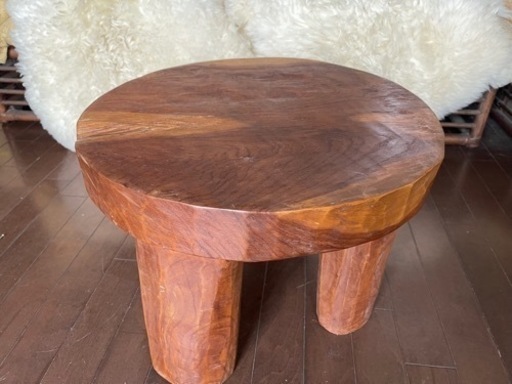 一本の太い木から作られたテーブル？　椅子、置き台　オーダーした丸いガラス天板付き
