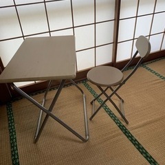 折りたたみ机と椅子