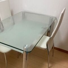 ガラスのダイニングテーブルと椅子4脚 ( テーブルと椅子別々も可 )