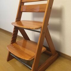 木製の椅子（子供用、大人用兼用）