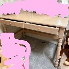 かわいいピンクの机