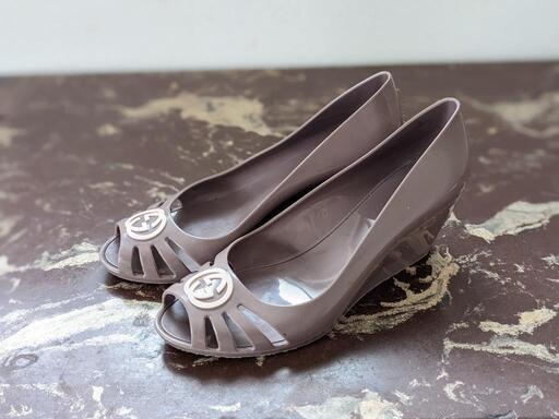 極美品　GUCCI ラバーレインパンプス　グレージュ