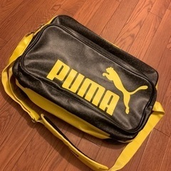 PUMAのエナメルバッグ、スポーツバックショルダー、