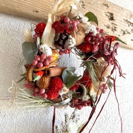 花々と木ノ実とコルクのリース