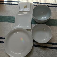 白い陶器の食器