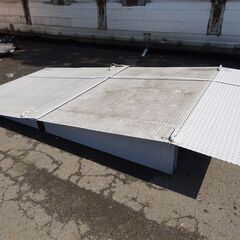 今週処分予定！お早めに！縞鋼板製 2分割式スロープ 幅1.800㎜　最大高さ400㎜ 重量（大140㎏、小120㎏）合計26㎏　中古品