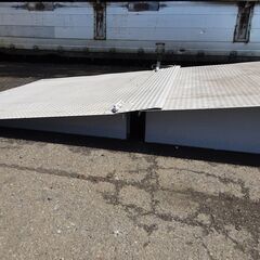 今週処分予定！お早めに！縞鋼板製 2分割式スロープ 幅1.800㎜　最大高さ400㎜ 重量（大140㎏、小120㎏）合計26㎏　中古品