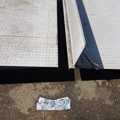 今週処分予定！お早めに！縞鋼板製 2分割式スロープ 幅1.800㎜　最大高さ400㎜ 重量（大140㎏、小120㎏）合計26㎏　中古品