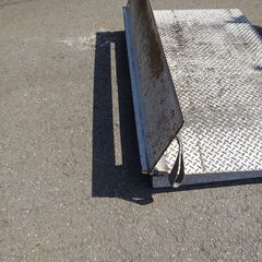 今週で処分予定！お早めに！縞鋼板製　スロープ　用途不明　幅1.400㎜　長さ：1150㎜　最大高さ：150㎜ 今週で処分予定！お早めに！縞鋼板製 スロープ 用途不明 幅1.400㎜