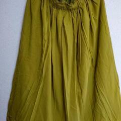 黄緑色のロングスカート
