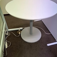 オフィス用丸テーブルとイス