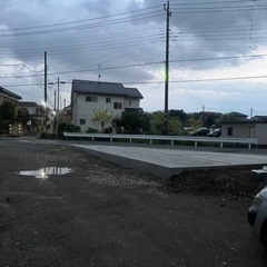 家の敷地のコンクリートの段ちの画像