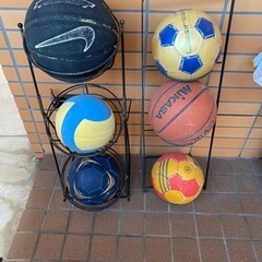 ボールスタンド×1 、ボール、おもちゃのテニスラケット、テニスボ...