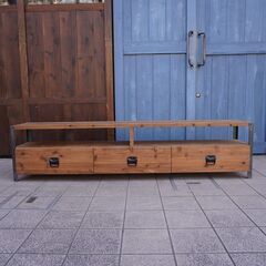 インダストリアルなテレビボードです。杉無垢材とアイアンの組み合わせ