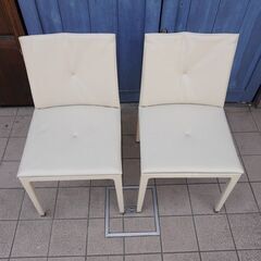 イタリアのPoltrona Frau(ポルトローナ・フラウ)よりFitzgerald(フィッツジェラルド)チェア。レザー張りのシンプルでフォーマルなダイニングチェアはインテリアをエレガントな空間に。CD129