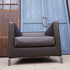 イタリアの高級家具ブランドB&B Italia(ビー・アンド・ビー イタリア)のレザー シングルソファです。ステッチが際立つ本革アームチェアはインテリアをモダンでスタイリッシュな空間に。CD131