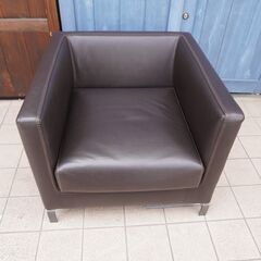 イタリアの高級家具ブランドB&B Italia(ビー・アンド・ビー イタリア)のレザー シングルソファです。ステッチが際立つ本革アームチェアはインテリアをモダンでスタイリッシュな空間に。CD131