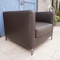 イタリアの高級家具ブランドB&B Italia(ビー・アンド・ビー イタリア)のレザー シングルソファです。ステッチが際立つ本革アームチェアはインテリアをモダンでスタイリッシュな空間に。CD131